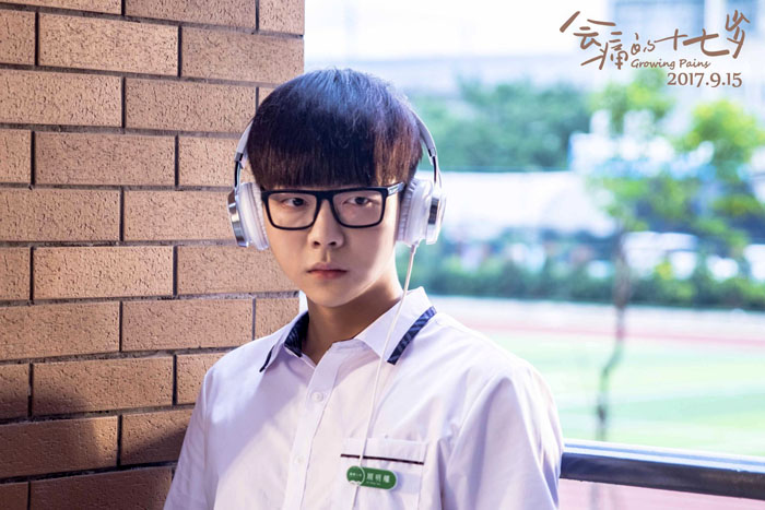 在新来班主任李米(蔡卓妍 饰)的执意坚持下,夏远远和同桌顾明耀产生了